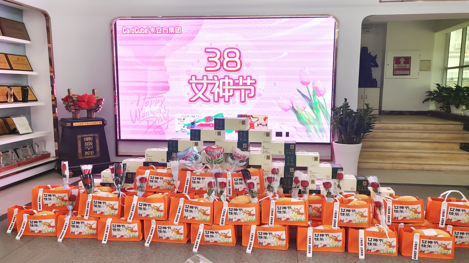 卡立方集團智能卡工廠腕帶廠家：以花為禮，致敬每一位 “女神”